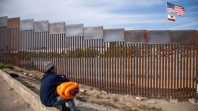 Los migrantes son procesados ??por la Patrulla Fronteriza de EE.UU. después de que cruzaron ilegalmente