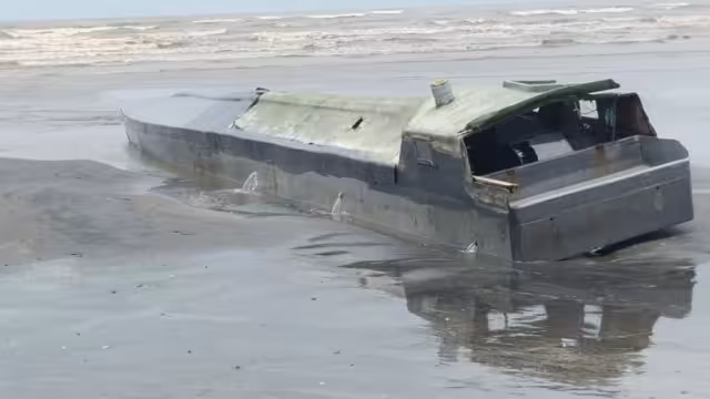 El narcosubmarino fue hallado a las orillas del mar en la provincia de Esmeralda en Ecuador