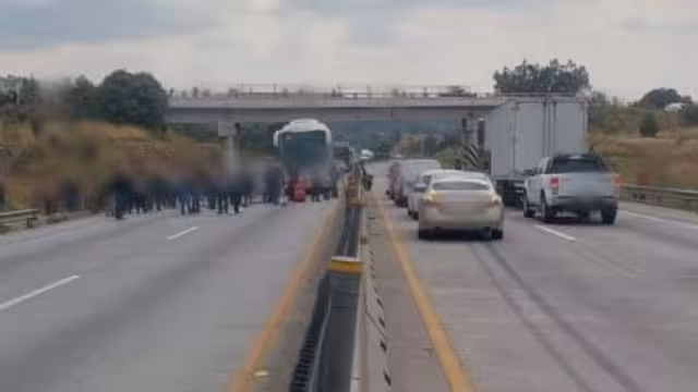 La autopista se mantiene bloqueada desde hace algunas horas