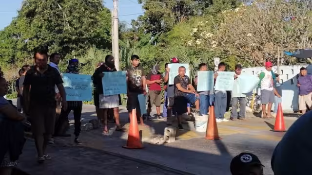 Son alrededor de 100 personas que tienen bloqueada la carretera federal Mérida-Valladolid