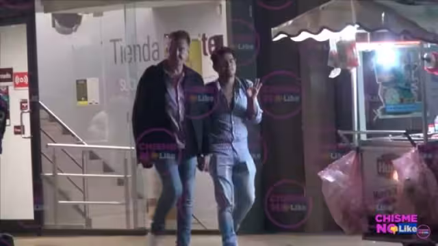 Captan a Daniel Bisogno tomado de la mano con hombre mucho más joven que él