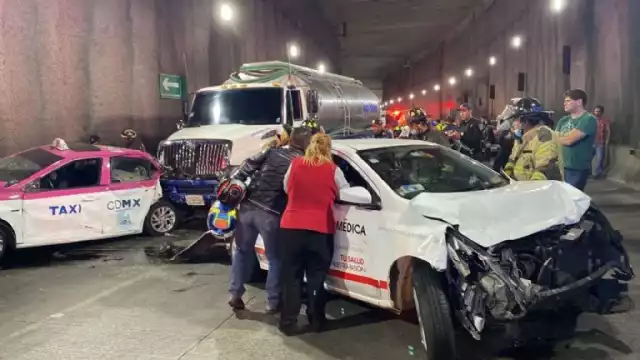 Pipa sin frenos causa carambola en CDMX
