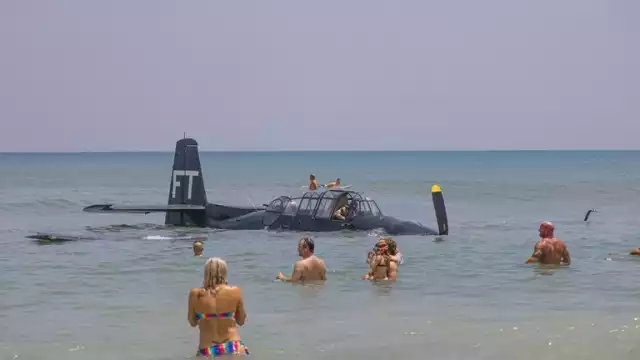 Los turistas se acercaron a la aeronave en cuanto aterrizó