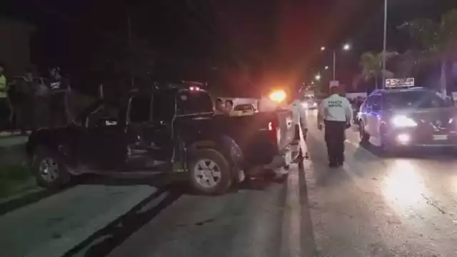 La camioneta quedó atravesada a media carretera tras el accidente