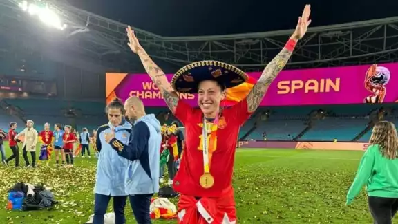 Jenni Hermoso presumió el tricolor en su celebración con España