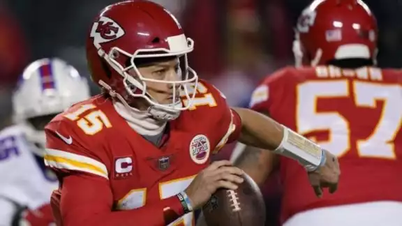 Patrick Mahomes lideró la ofensiva de su equipo en todo momento Patrick Mahomes lideró la ofensiva de su equipo en todo momento