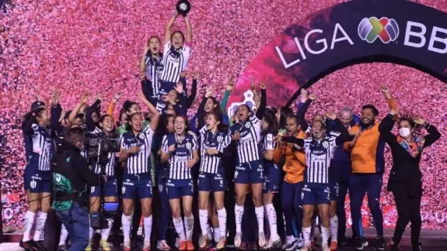 Las Rayadas alzaron el título