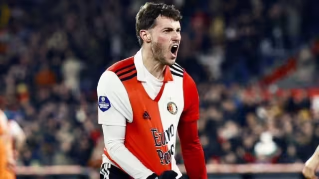 Santi Giménez volvió a anotar en la Europa League