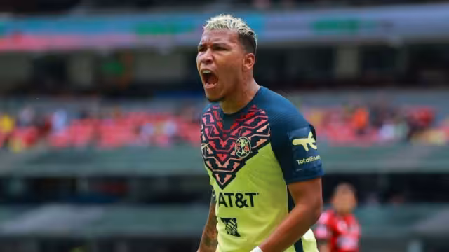 El delantero colombiano podría emigrar