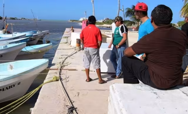En el puerto de abrigo de Sisal, la mayoría de las embarcaciones permanecen varadas y algunos pescadores se dedican a la reparación y mantenimiento de las naves