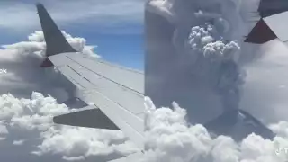 Captan erupción del volcán Popocatépetl desde la ventana de un avión: VIDEO
