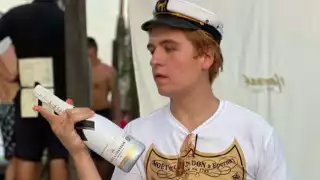 Fofo Márquez limpia las calles de Guadalajara como castigo y hace video para TikTok