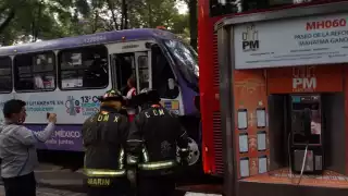 El conductor del autobús que impactó al Metrobús ha sido asegurado por las autoridades