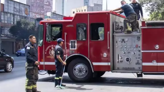 Los bomberos de la CDMX fueron los primeros respondientes al llamado de alerta Los bomberos de la CDMX fueron los primeros respondientes al llamado de alerta