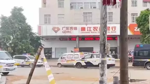 Otros medios locales informaron que el ataque en el condado de Lianjiang fue un apuñalamiento. El sospechoso, de apellido Wu y de la misma localidad había sido detenido.
Otros medios locales informaron que el ataque en el condado de Lianjiang fue un apuñalamiento. El sospechoso, de apellido Wu y de la misma localidad había sido detenido.