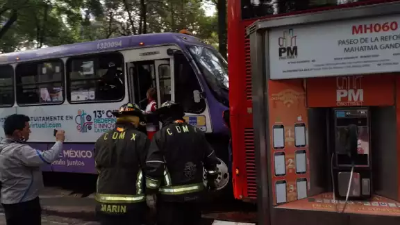 El conductor del autobús que impactó al Metrobús ha sido asegurado por las autoridades