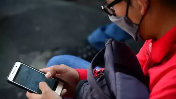 La población joven es el sector que más usa el servicio de internet por trabajos de escuela.