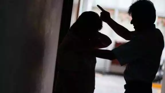 El hombre golpeó a su esposa en dos ocasiones en el 2021 El hombre golpeó a su esposa en dos ocasiones en el 2021
