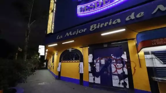 Peritos y especialistas de la Fiscalía capitalina terminaron las diligencias e inspecciones en ese lugar, donde meseros y personal de seguridad asesinaron a golpes a un comensal Peritos y especialistas de la Fiscalía capitalina terminaron las diligencias e inspecciones en ese lugar, donde meseros y personal de seguridad asesinaron a golpes a un comensal
