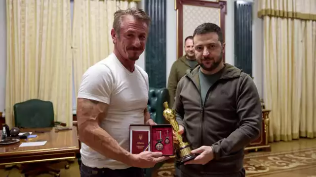 El actor Sean Penn visitó Ucrania y le dejó al presidente Volodímir Zelenski uno de sus premios Oscar
