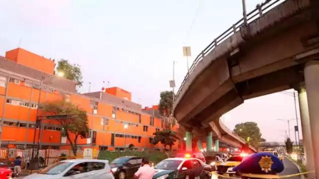 Elementos de la policía preventiva acordonaron el lugar en espera del ministerio público
