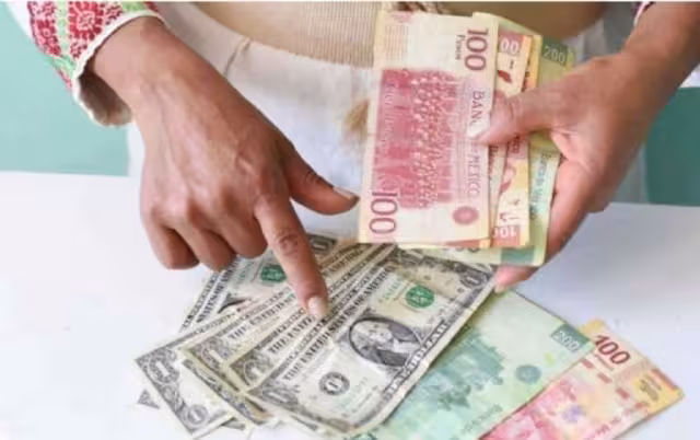 El comportamiento de las remesas ocurre en un contexto de mayor presión para los migrantes mexicanos en Estados Unidos