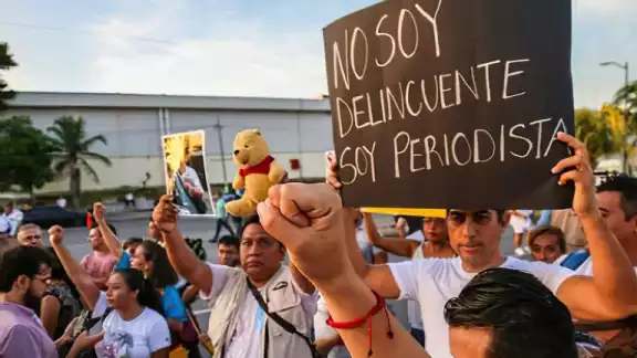 
La madrugada de este miércoles, sujetos armados atacaron a balazos al periodista oaxaqueño José Ignacio Santiago Martínez
