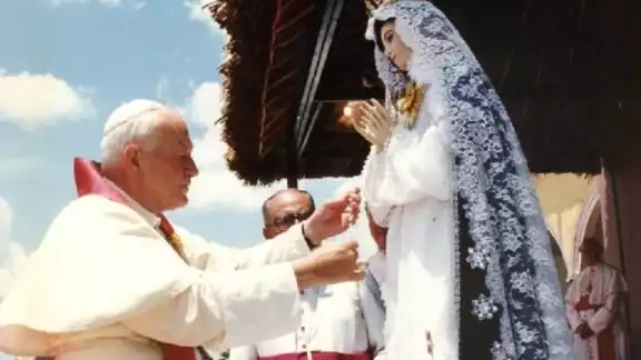 El Papa Juan Pablo II bendice la imagen de la Virgen de Izamal en 1993
