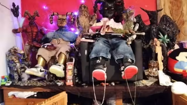 Las autoridades decomisaron droga, armas y diversos altares satánicos