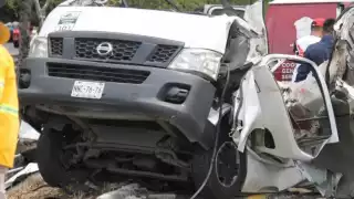 Una camioneta de transporte volcó sobre autopista México-Querétaro justo a la altura de Polotitlán, en el Estado de México