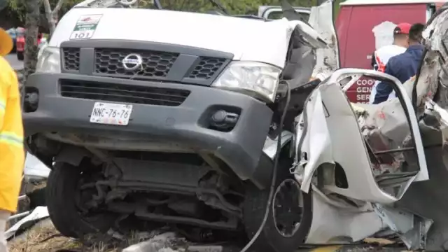 Una camioneta de transporte volcó sobre autopista México-Querétaro justo a la altura de Polotitlán, en el Estado de México