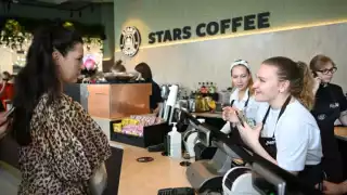 La empresa Stars Coffee abrió sus puertas a principios de esta semana en Moscú, siendo la versión de Starbucks en Rusia