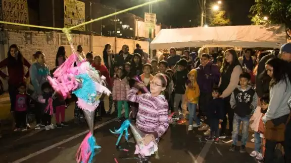 Las posadas son una tradición que se lleva a cabo en el mes de diciembre para recordar el peregrinar de la Virgen María y San José Las posadas son una tradición que se lleva a cabo en el mes de diciembre para recordar el peregrinar de la Virgen María y San José