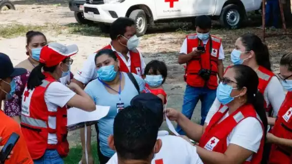 La Cruz Roja desplegó voluntarios en las zonas que afectará el Huracán. Foto: Especial