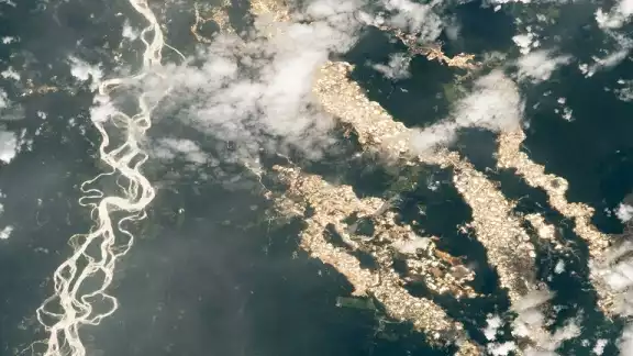 Vista aérea de un campo de minería ilegal en Madre de Dios, Perú