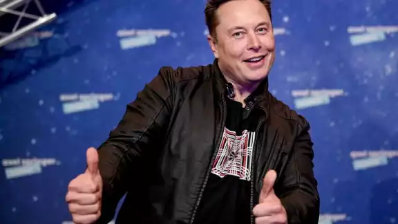 Elon Musk es uno de los hombres más ricos del mundo y dirige Tesla y otras empresas, como Space X