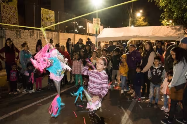 Las posadas son una tradición que se lleva a cabo en el mes de diciembre para recordar el peregrinar de la Virgen María y San José