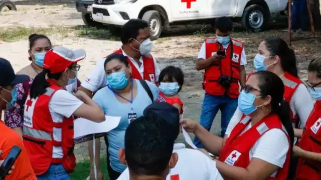 La Cruz Roja desplegó voluntarios en las zonas que afectará el Huracán. Foto: Especial