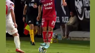 La AFA sanciona pararse sobre el balón con amarilla y tiro libre indirecto