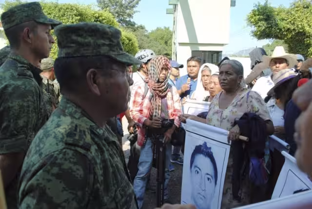 Notifica la FGR a la Sedena sobre órdenes de aprehensión contra 20 militares por caso Ayotzinapa