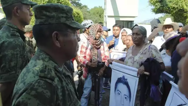 Notifica la FGR a la Sedena sobre órdenes de aprehensión contra 20 militares por caso Ayotzinapa