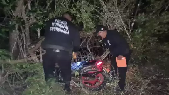 El conductor terminó tirada en el asfalto tras derrapar cerca de 20 metros