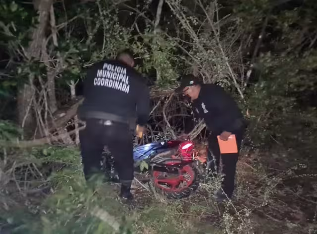 El conductor terminó tirada en el asfalto tras derrapar cerca de 20 metros