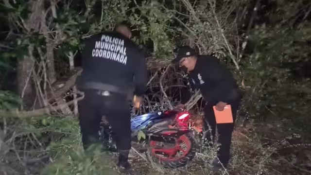 El conductor terminó tirada en el asfalto tras derrapar cerca de 20 metros