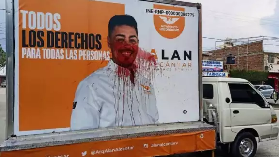 Uno de los espectaculares móviles de Alan Alcántar fue pintado de rojo lo cual fue interpretado como una amenaza