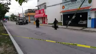 El presunto asaltante murió luego de ser embestido por una camioneta sobre la avenida Kabah en Cancún