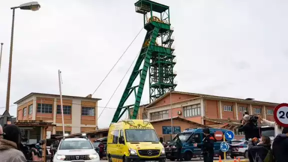Los cuerpos de rescate continúan en proceso de sacar los tres cuerpos en Suria