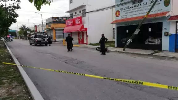 El presunto asaltante murió luego de ser embestido por una camioneta sobre la avenida Kabah en Cancún El presunto asaltante murió luego de ser embestido por una camioneta sobre la avenida Kabah en Cancún