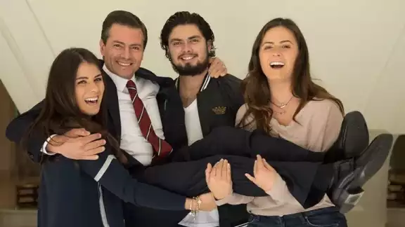 Peña Nieto con sus hijos Nicole, Alejandro y Paulina. Foto: Especial Peña Nieto con sus hijos Nicole, Alejandro y Paulina. Foto: Especial