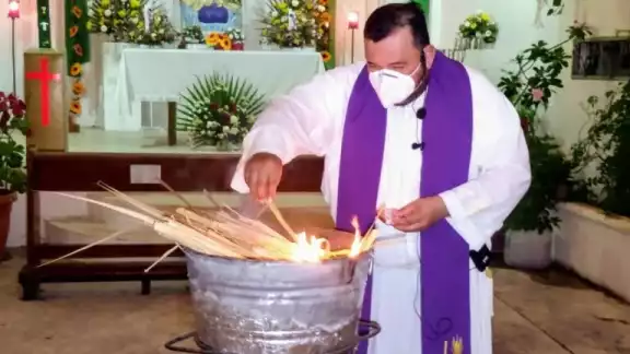 El cura católico indicó que durante las misas, elevarán una oración por la paz en Ucrania y el cese de la guerra